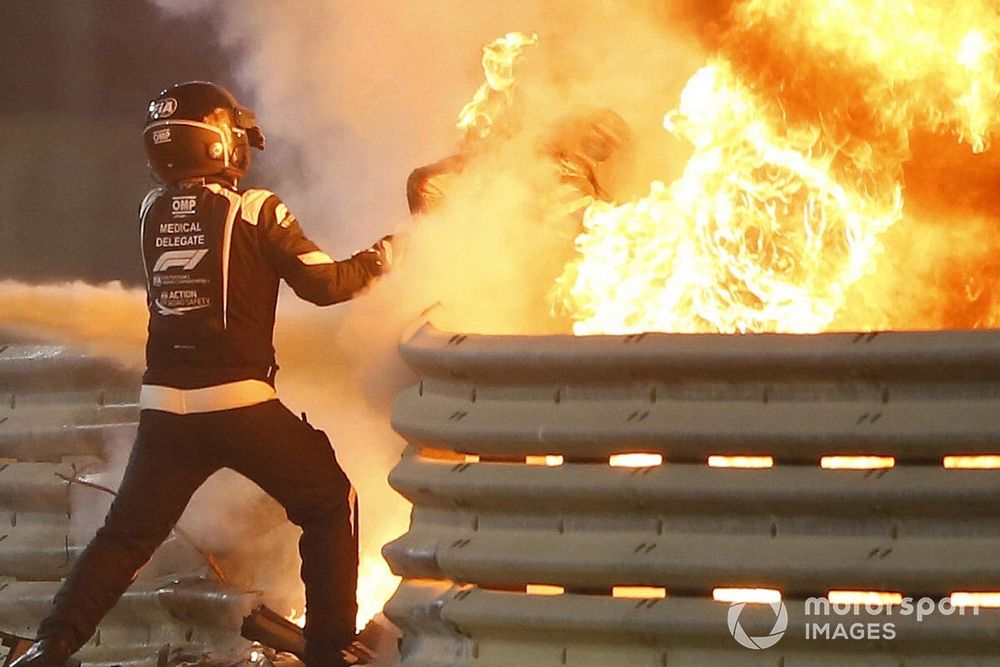 Un delgado médico saca a Romain Grosjean, Haas F1 del monoplaza en llamas