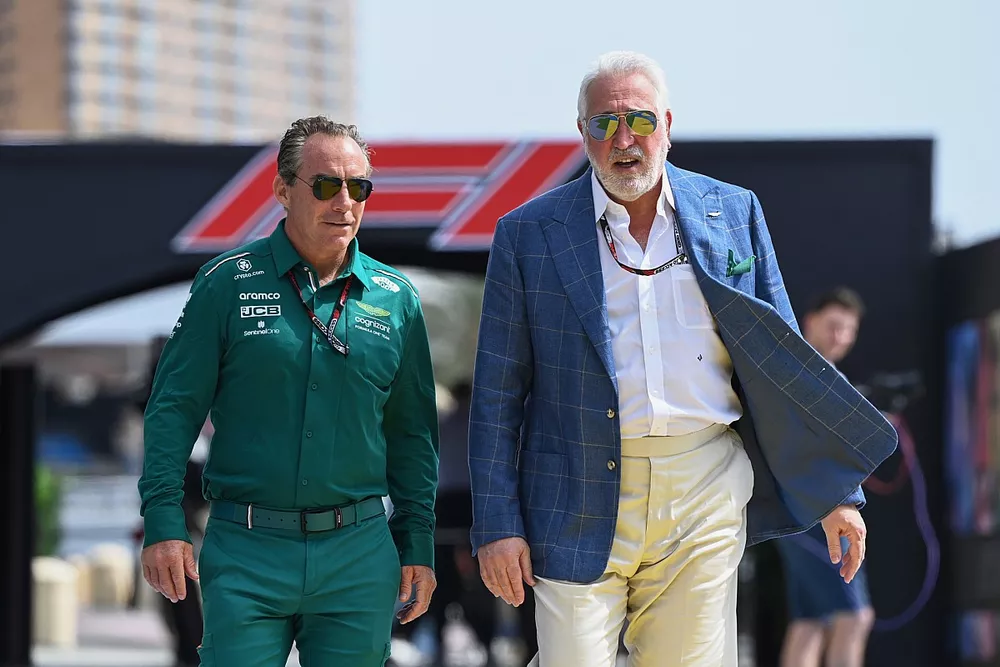 Lawrence Stroll, propietario del equipo Aston Martin F1, con un compañero de equipo