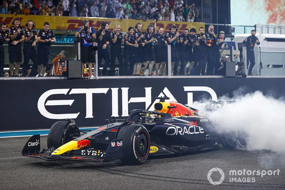 Max Verstappen, Red Bull Racing RB18, 1&ordf; posici&oacute;n, realiza donuts en celebraci&oacute;n al final de la carrera