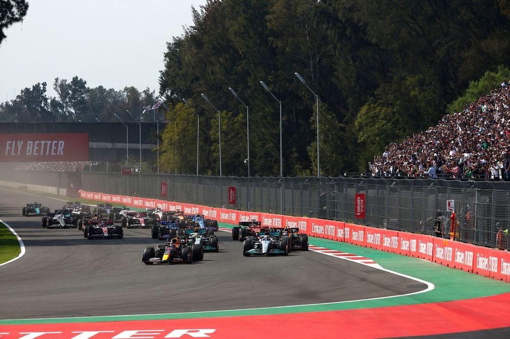 Max Verstappen, Red Bull Racing RB18, George Russell, Mercedes W13, Lewis Hamilton, Mercedes W13, Sergio Pérez, Red Bull Racing RB18, el resto al inicio