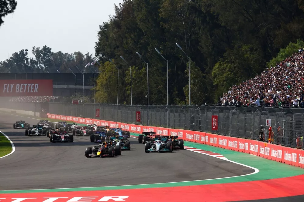 Max Verstappen, Red Bull Racing RB18, George Russell, Mercedes W13, Lewis Hamilton, Mercedes W13, Sergio Perez, Red Bull Racing RB18, the rest of the field at the start