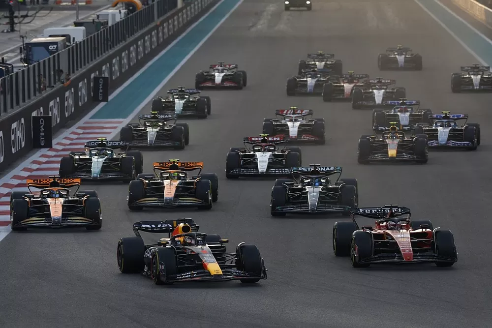 Max Verstappen, Red Bull Racing RB19, Charles Leclerc, Ferrari SF-23, Oscar Piastri, McLaren MCL60, Lando Norris, McLaren MCL60, George Russell, Mercedes F1 W14, the rest of the field at the start