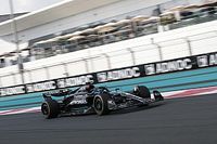 Russell lidera una FP1 llena de novatos; Drugovich es 2º tras sustituir a Alonso