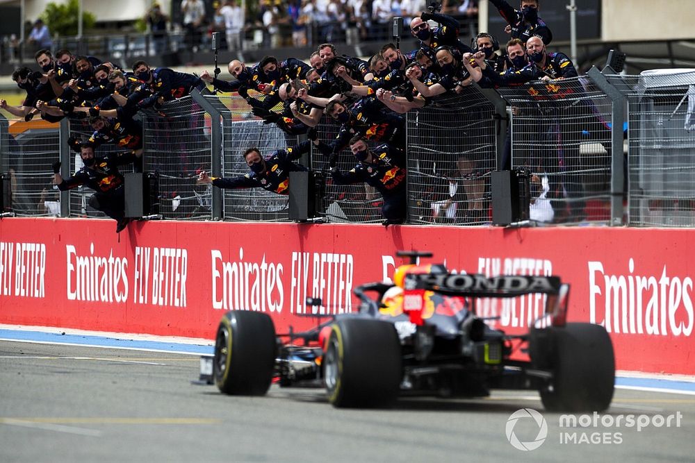 Max Verstappen, Red Bull Racing RB16B, 1st position, crosses the line to the delight of his team on the pit wall