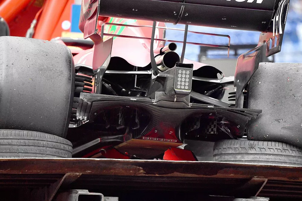 La voiture endommag&eacute;e de Charles Leclerc, Ferrari SF21, sur un camion
