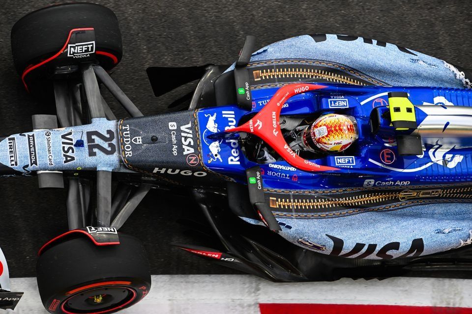 F1シンガポール　角田裕毅 角田裕毅がデニムデザインのマシンでシンガポールを走る。RB