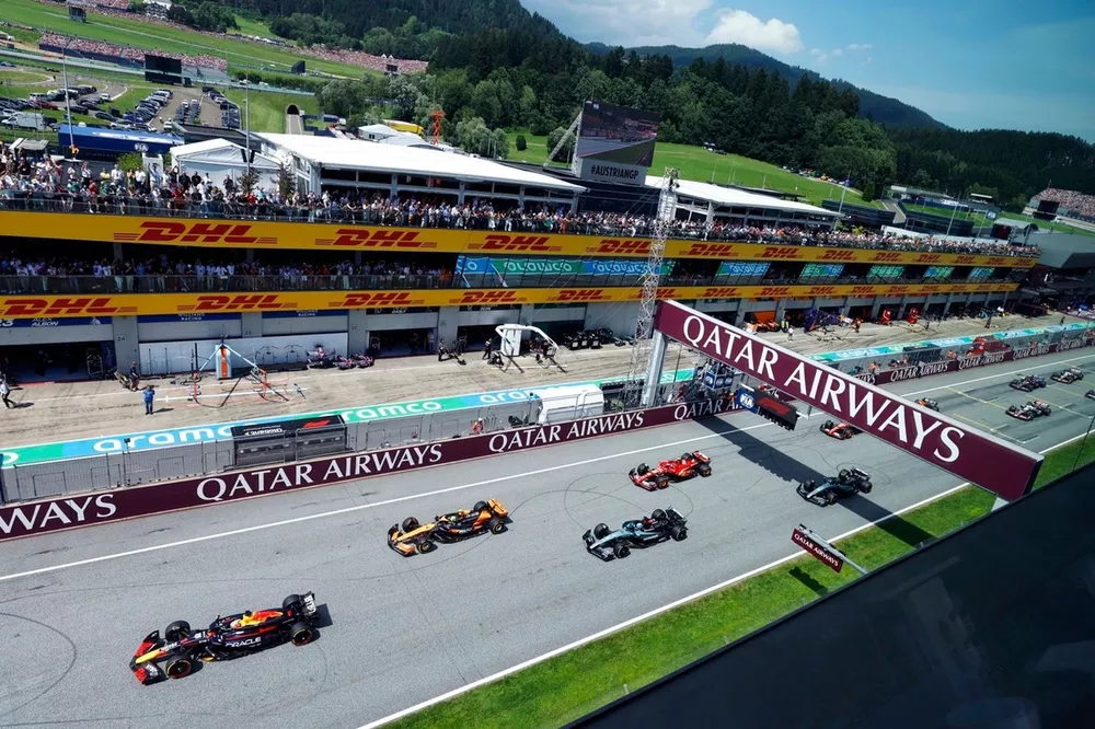 Max Verstappen, Red Bull Racing RB20, Lando Norris, McLaren MCL38, George Russell, Mercedes F1 W15, Carlos Sainz, Ferrari SF-24, et le reste du peloton au départ