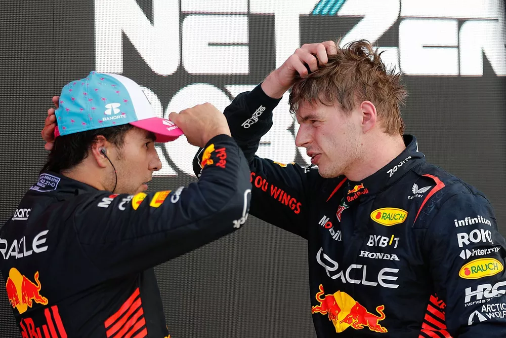 Sergio P&eacute;rez, Red Bull Racing, 2&ordf; posici&oacute;n, Max Verstappen, Red Bull Racing, 1&ordf; posici&oacute;n, charla en Parc Ferme