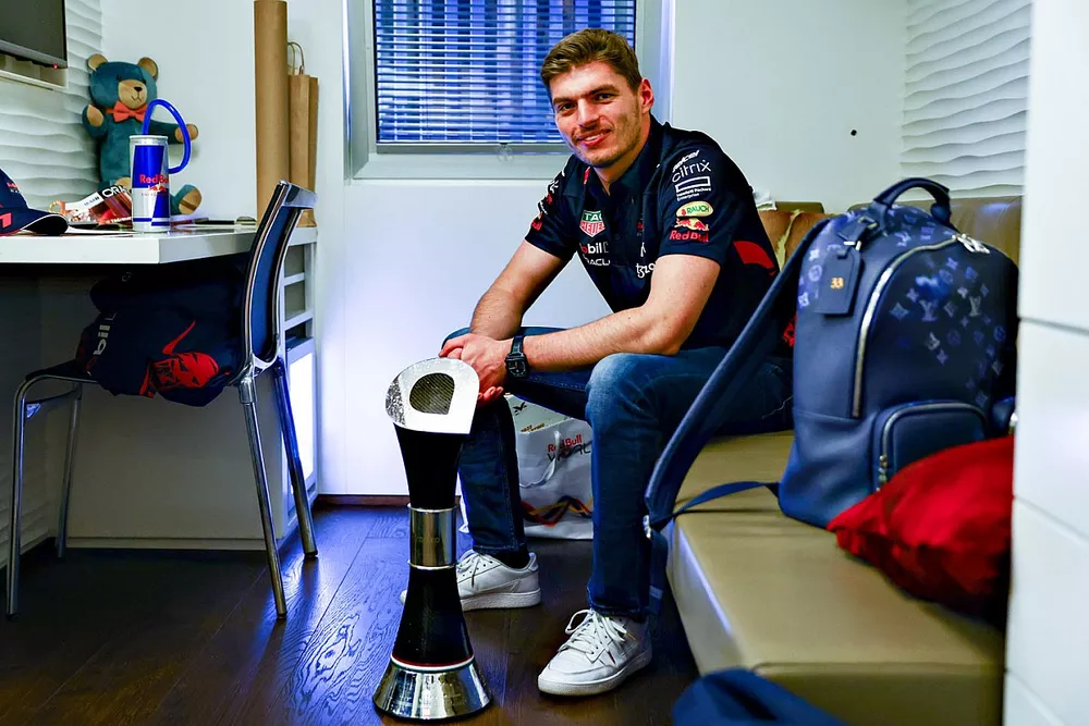 Max Verstappen, Red Bull Racing con su trofeo
