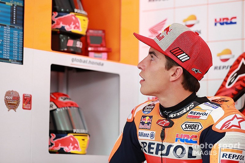 Marquez opent met snelste tijd in vochtig Valencia