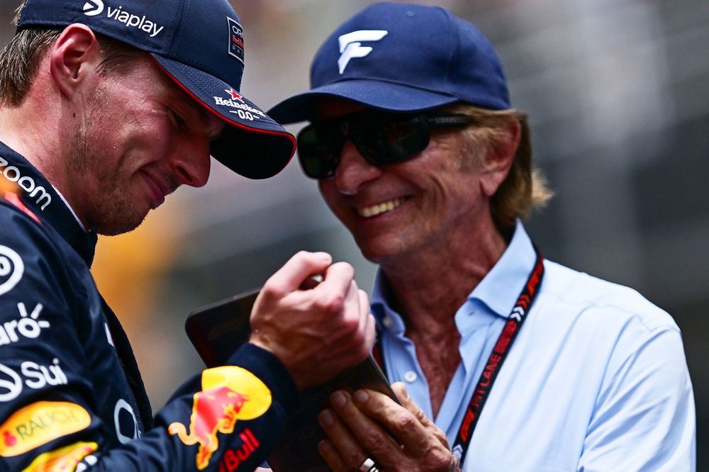 Emerson Fittipaldi entrega un trofeo a Max Verstappen, Red Bull Racing,
