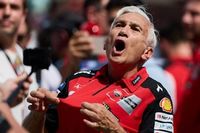 Tardozzi se encara a los tifosi italianos que abucheaban a M&aacute;rquez: "&iexcl;Por Dios, es rosso!"