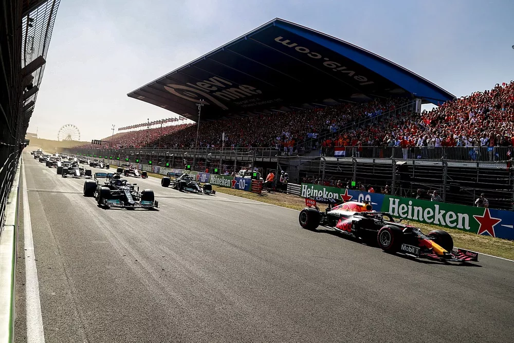 Max Verstappen, Red Bull Racing RB16B, Lewis Hamilton, Mercedes W12, Valtteri Bottas, Mercedes W12, and the rest of the filed pull away as the lights go out