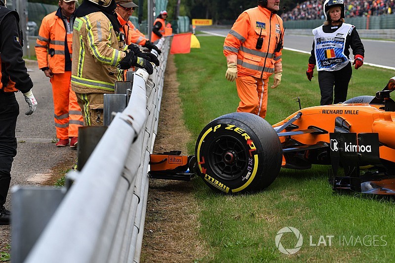 Videón, ahogy Bottas leszorítja Vandoornét a Belga Nagydíjon
