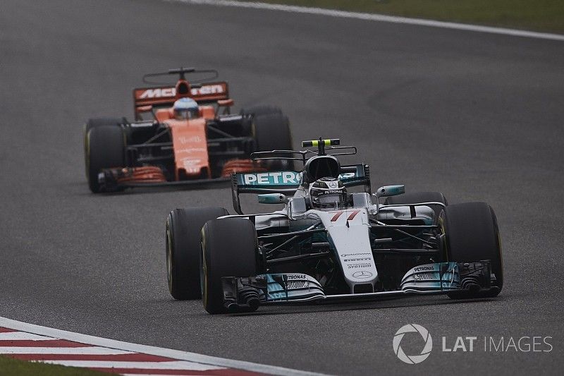 Valtteri Bottas, Mercedes AMG F1 W08, leads Fernando Alonso, McLaren MCL32