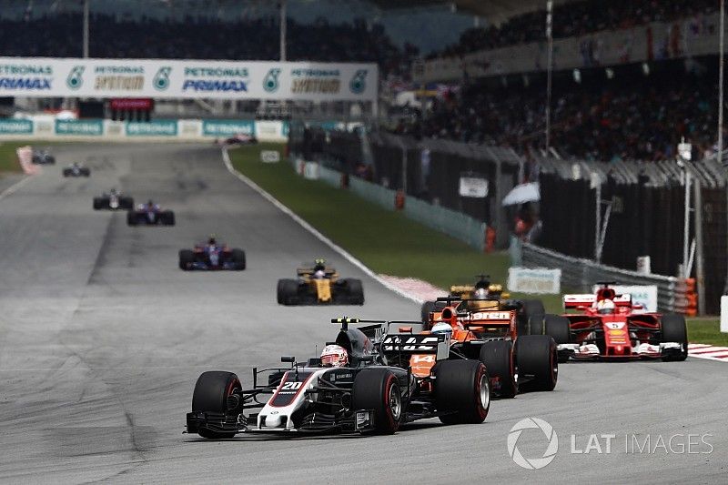 Kevin Magnussen, Haas F1 Team VF-17, Fernando Alonso, McLaren MCL32, Sebastian Vettel, Ferrari SF70H