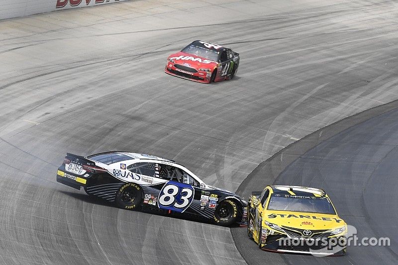 Ryan Sieg pierde el control, Daniel Su&aacute;rez, Joe Gibbs Racing Toyota, Kurt Busch, Stewart-Haas Racing