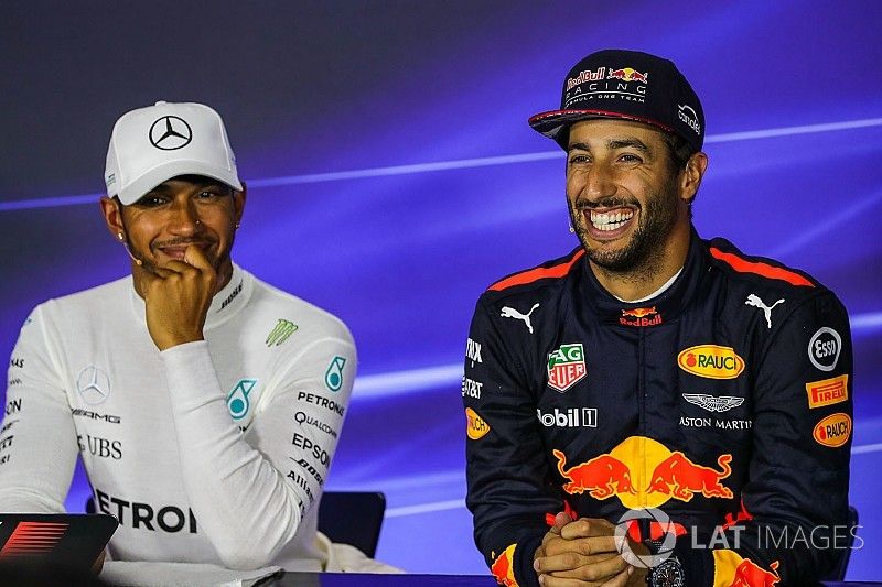 Daniel Ricciardo, Red Bull Racing y el Ganador de la pole Lewis Hamilton, Mercedes AMG F1 en confere