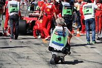 R&auml;ikk&ouml;nen tuvo que esquivar un fot&oacute;grafo en el pitlane