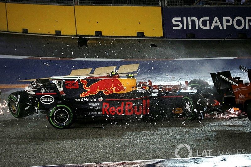 Los coches de Kimi Raikkonen, Ferrari SF70H y Max Verstappen, Red Bull Racing RB13 chocados después del accidente