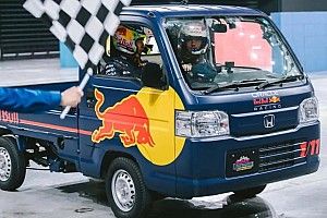 Bekötött szemmel vezettek miniteherautókat a Red Bull pilótái Japánban