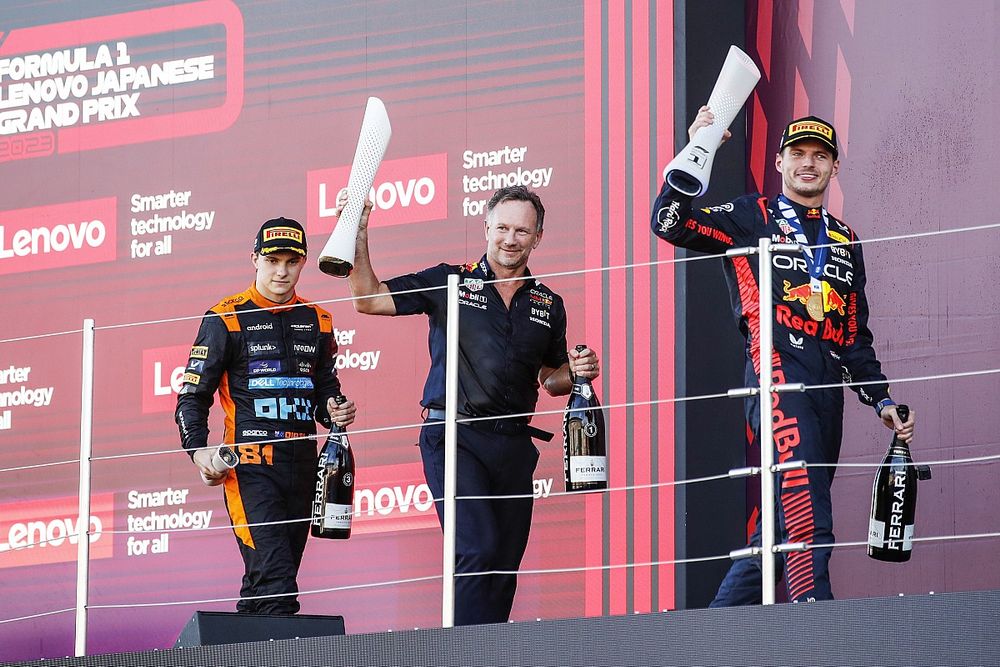 Oscar Piastri, McLaren, 3&ordf; posici&oacute;n, Christian Horner, Team Principal, Red Bull Racing, Max Verstappen, Red Bull Racing, 1&ordf; posici&oacute;n. 