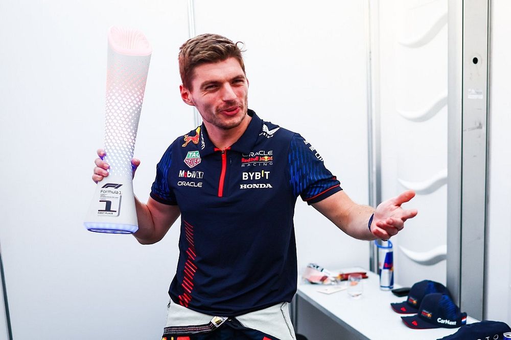 Ganador Max Verstappen, Red Bull Racing con su trofeo