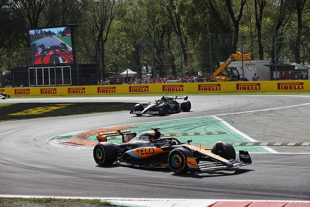 Oscar Piastri, McLaren MCL60, Lewis Hamilton, Mercedes F1 W14