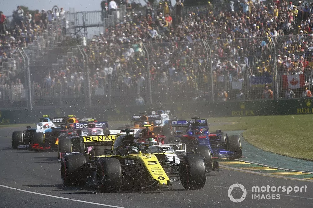 Daniel Ricciardo, Renault F1 Team R.S.19, rompe su aler&oacute;n al inicio