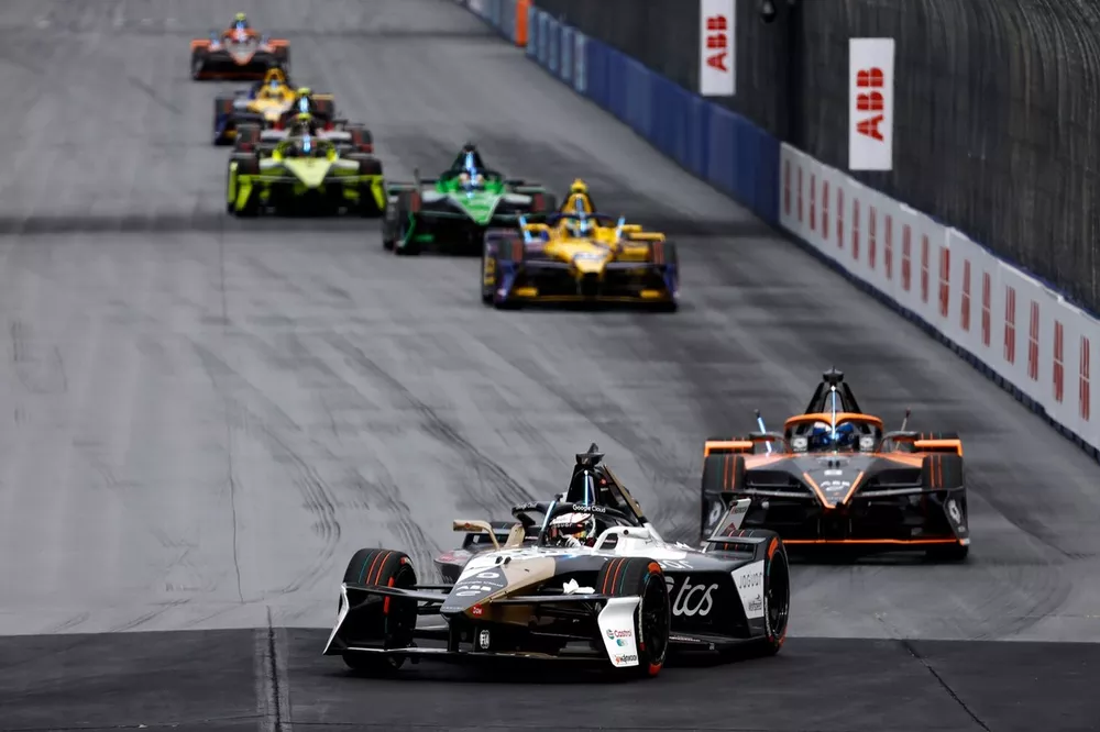 Mitch Evans Jaguar TCS Racing Jaguar I-TYPE 7 Sam Bird NEOM McLaren Formula E Team Nissan e-4ORCE 05, Lucas di Grassi Lola Yamaha ABT Formula E Team Lola-Yamaha T001 .