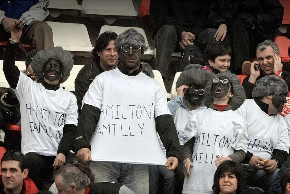 Gruppo di persone presenti in tribuna a Barcellona nel 2008