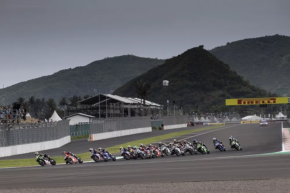 Jonathan Rea, Kawasaki Racing Team WorldSBK leads the race start