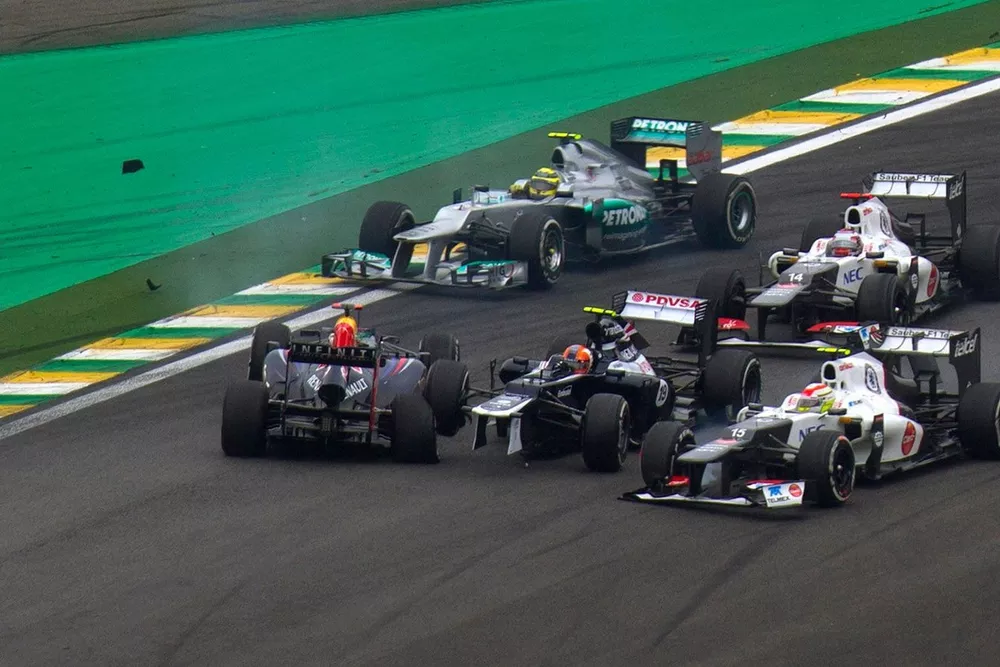 Bruno Senna, Williams FW34 Renault se choca con Sebastian Vettel, Red Bull RB8 Renault