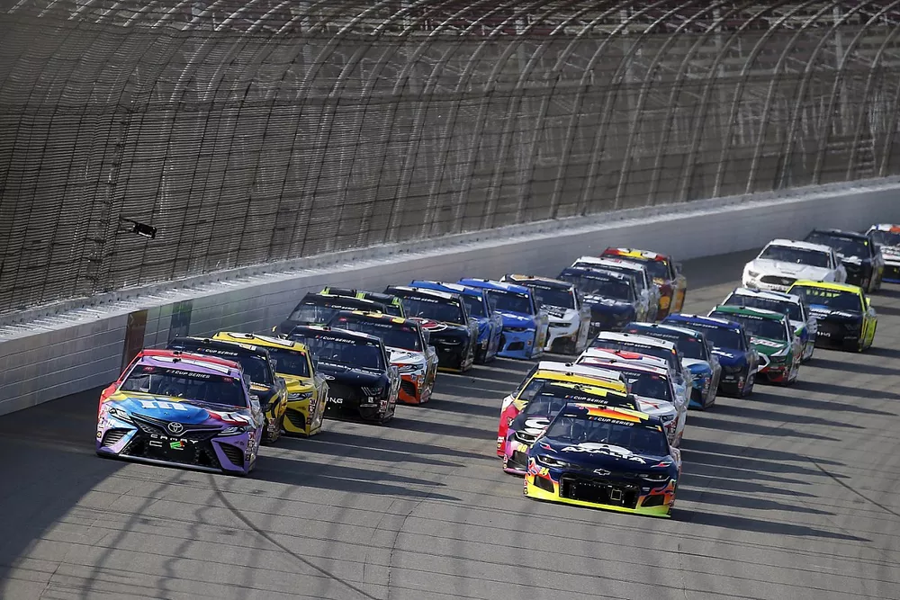 Kyle Busch, Joe Gibbs Racing, Toyota Camry M&M's Fudge Brownie, William Byron, Hendrick Motorsports, Chevrolet Camaro Axalta
