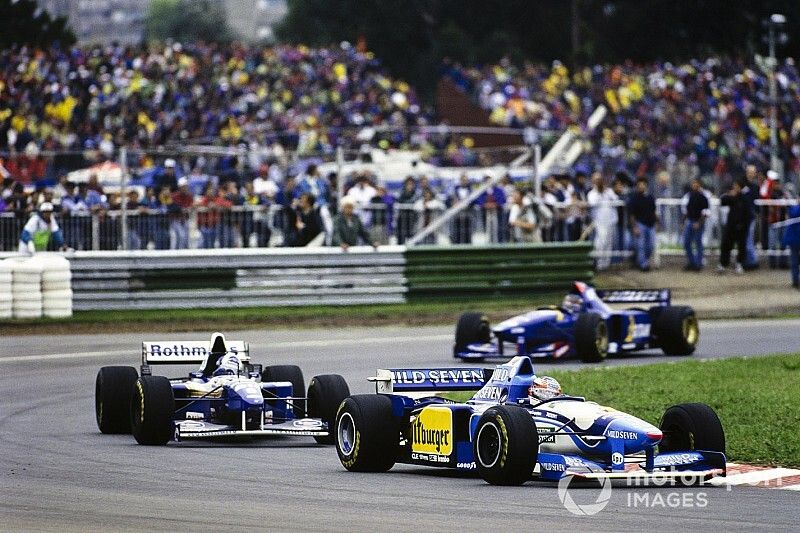 Michael Schumacher, Benetton B195 Renault, leads David Coulthard, Williams FW17 Renault