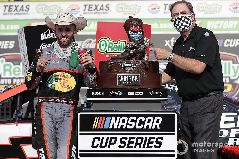 Race Winner Austin Dillon, Richard Childress Racing, Chevrolet Camaro with track President Eddie Gossage