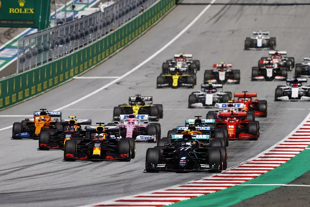Valtteri Bottas, Mercedes F1 W11 EQ Performance, leads at the start of the race