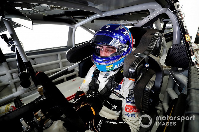 Alonso ‘very far away’ from a good NASCAR lap at Bahrain