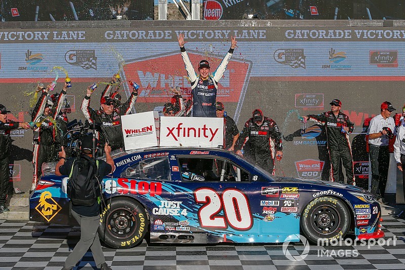 Christopher Bell gana en Phoenix y sigue en la lucha por el título