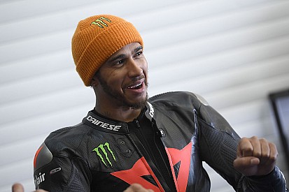 La velocidad de Hamilton en moto generó preocupación, dice Van der Mark