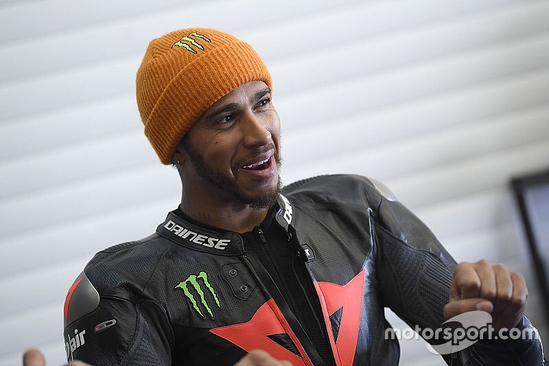 La velocidad de Hamilton en moto generó preocupación, dice Van der Mark