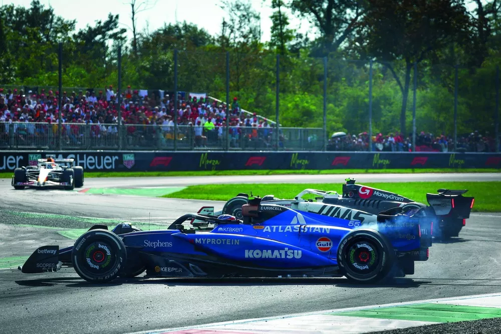 Carlos Sainz, Williams FW47 and Oliver Bearman, Haas F1 VF-25 