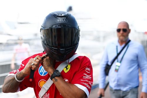Lewis Hamilton sorprende en Mónaco al llegar en una superbike especial