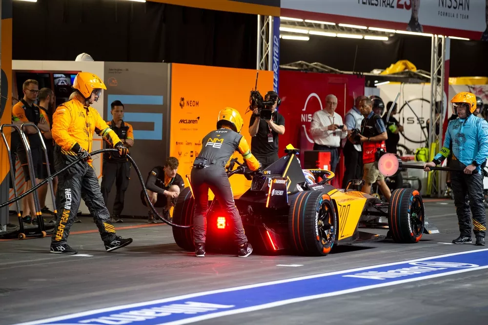 Mec&aacute;nicos con la carga r&aacute;pida del equipo NEOM McLaren de F&oacute;rmula E Jake Hughes, McLaren, e-4ORCE 04 