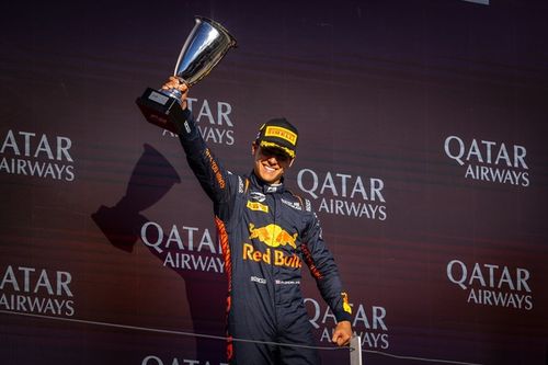 F3 Silverstone: Lindblad completa el doblete en una alocada carrera