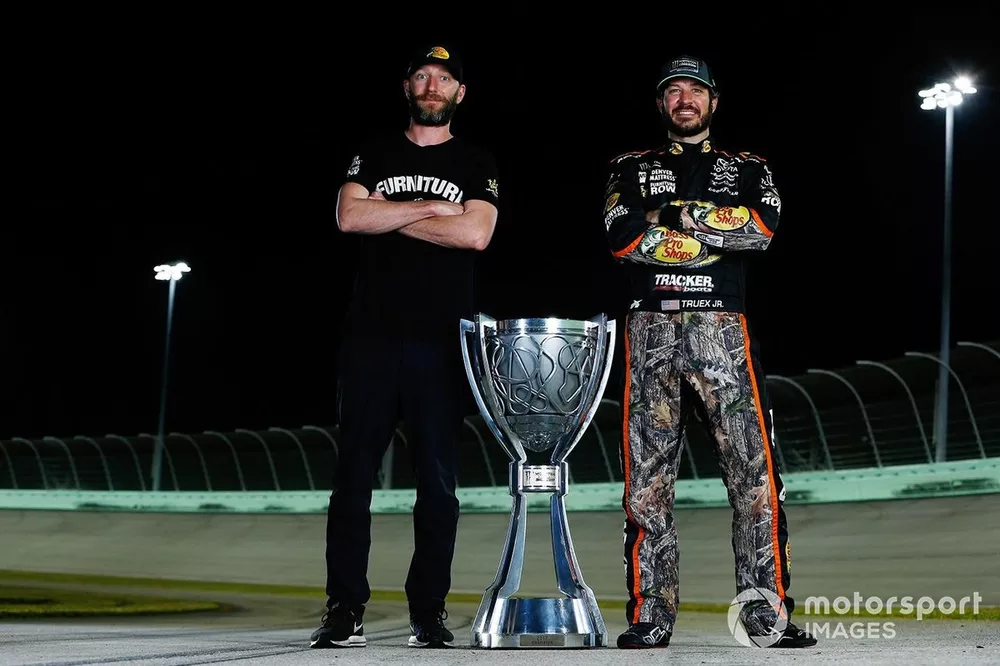 nascar-cup-homestead-2017-2017-champion-martin-truex-jr-furniture-row-racing-toyota-crew-c