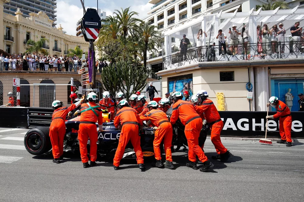 Les commissaires &eacute;vacuent la monoplace accident&eacute;e de Sergio Perez, Red Bull Racing RB20