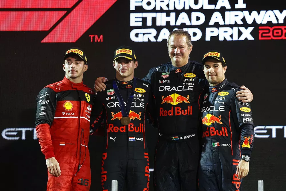 Charles Leclerc, Ferrari, 2ª posición, Max Verstappen, Red Bull Racing, 1ª posición, Olaf Janssen, jefe de infraestructuras de Red Bull Racing, y Sergio Pérez, Red Bull Racing, 3ª posición, en el podio