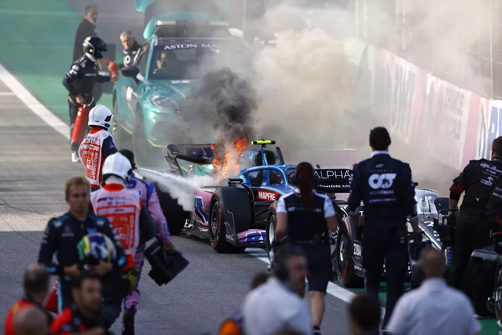 El coche de Esteban Ocon, Alpine A522, en llamas en el Parc Ferme