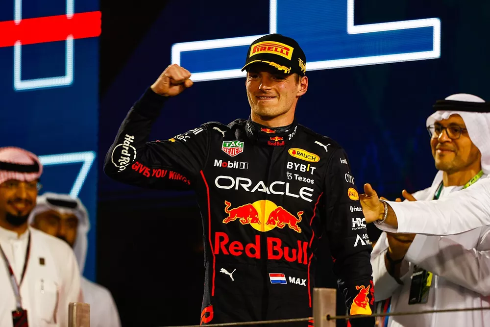 Le vainqueur Max Verstappen, Red Bull Racing, arrive sur le podium